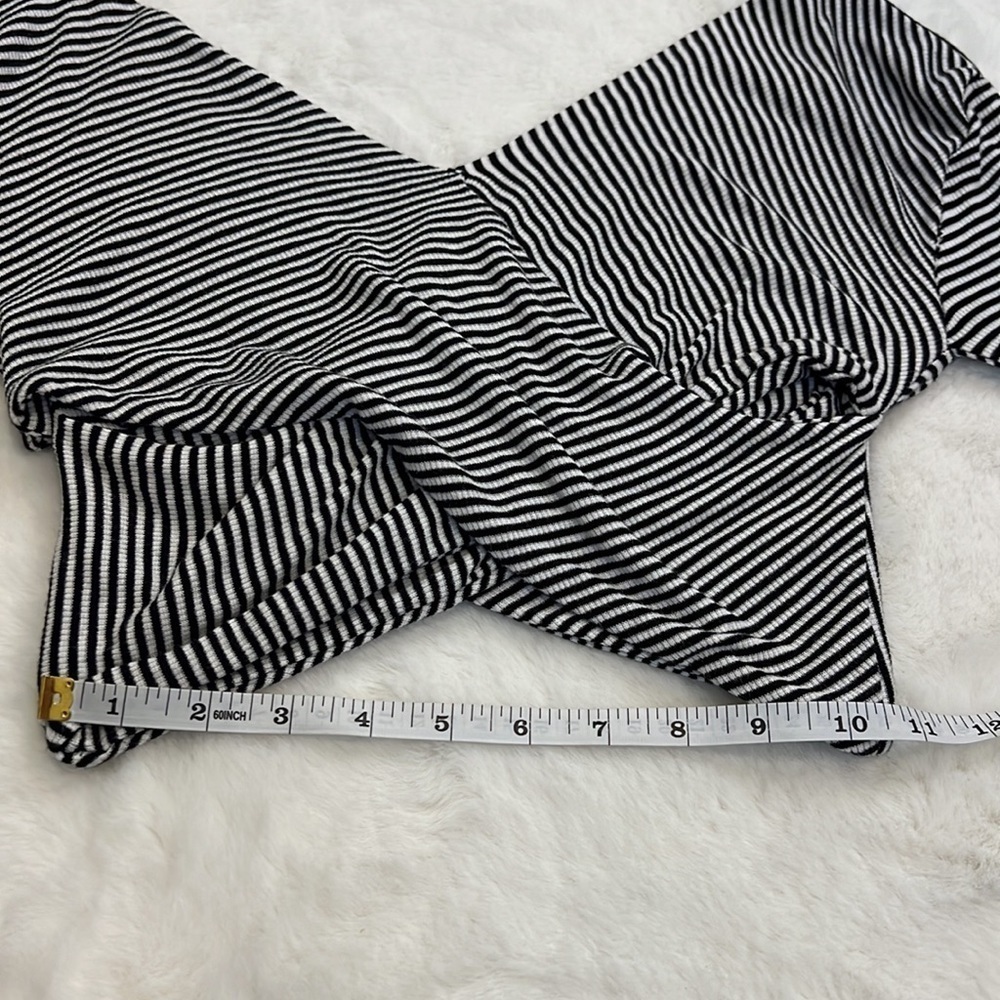 Active USA cross cross peak a boo front cropped top size M - Picture 11 of 11